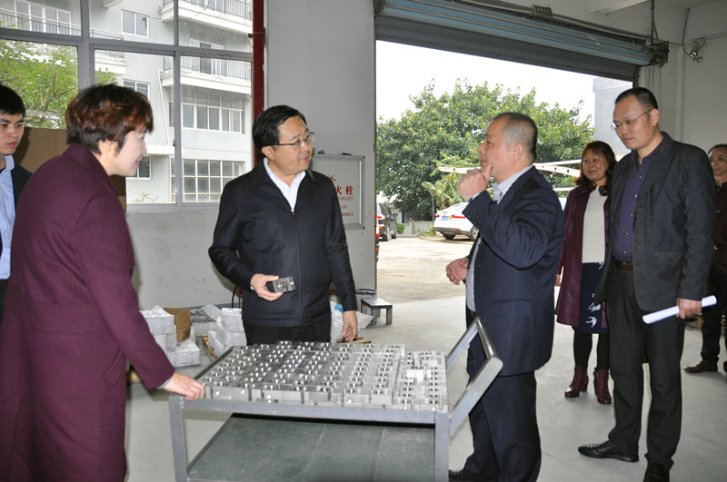 चेंगक्सियांग जिला सचिव वांग वेन्काई ने रूइमा इलेक्ट्रिक मैन्युफैक्चरिंग (फ़ुज़ियान) कं, लिमिटेड का निरीक्षण किया
